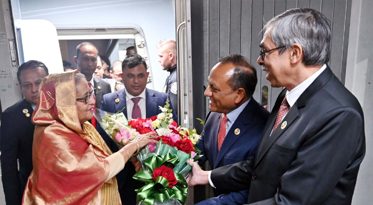 প্রধানমন্ত্রী শেখ হাসিনা জাতিসংঘের সাধারণ পরিষদের ৭৮তম অধিবেশনে যোগ দিতে নিউইয়র্কের জেএফকে আন্তর্জাতিক বিমানবন্দরে পৌঁছালে যুক্তরাষ্ট্রে বাংলাদেশের রাষ্ট্রদূত মোহাম্মদ ইমরান এবং জাতিসংঘে বাংলাদেশের স্থায়ী প্রতিনিধি মোহাম্মদ আব্দুল মুহিত ফুল দিয়ে তাঁকে স্বাগত জানান। 